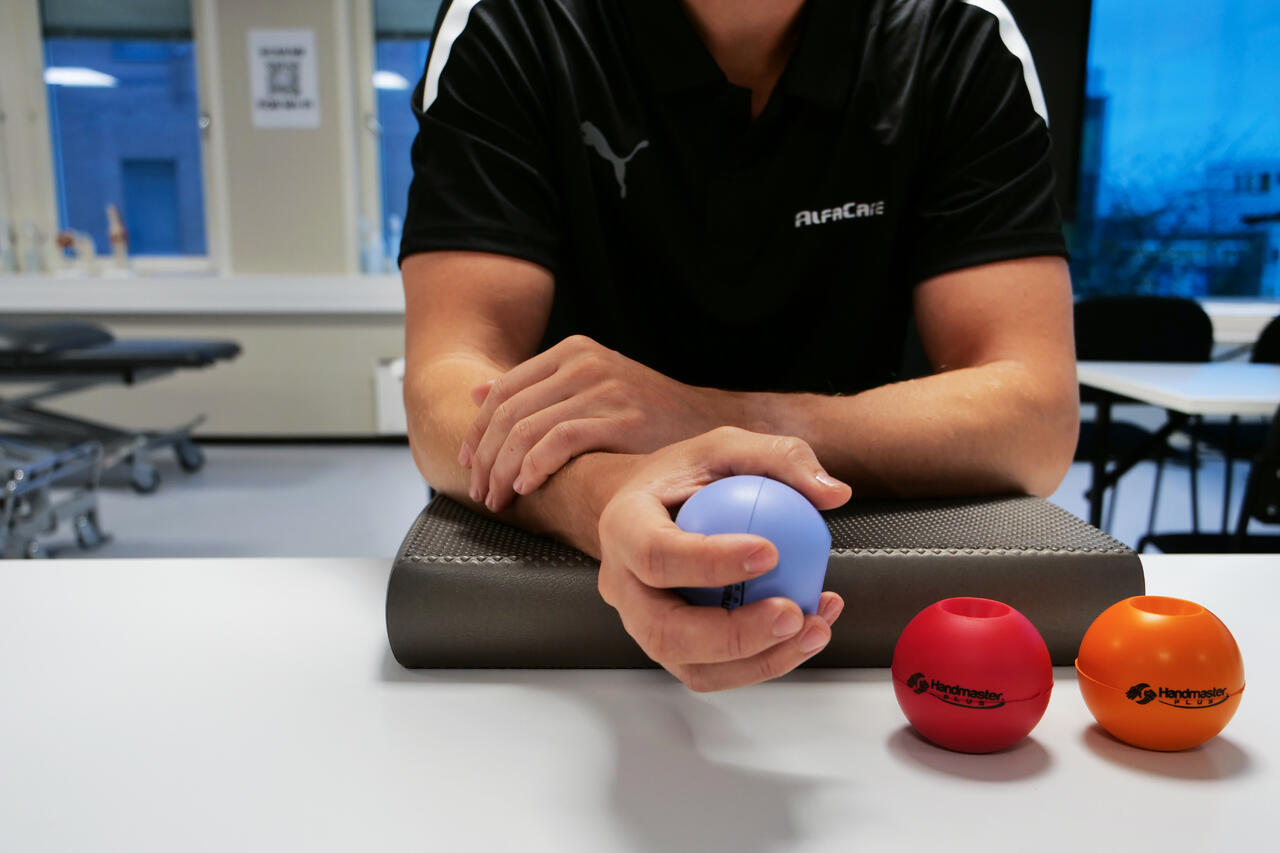 Håndtrening er et effektivt treningstiltak som mange mennesker kan ha nytte av. Det finnes i dag ingen kur mot håndartrose, men forskning viser at håndøvelser bidrar til å vedlikeholde bevegelse, smertereduksjon, økt gripekraft og bedre mestring i daglige aktiviteter.